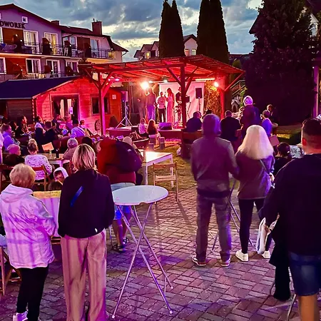 Dworek Wiosenna 8 * Karwia