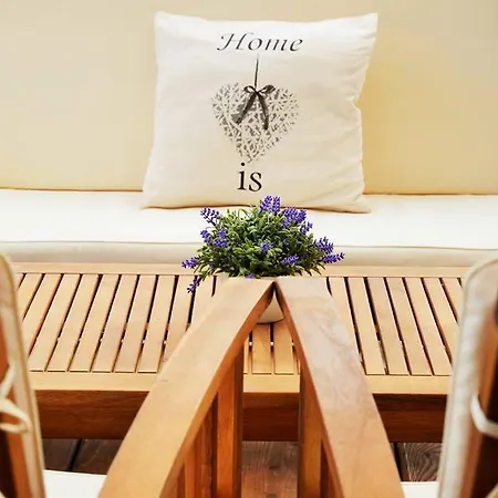 Dworek Wiosenna 8 Karwia