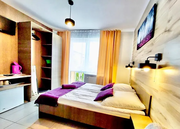 Dworek Wiosenna 8 * Карвиа