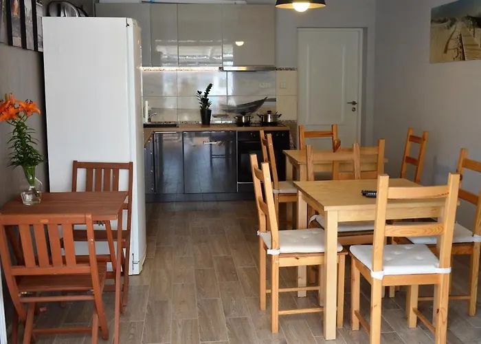 Dworek Wiosenna 8 * Карвиа